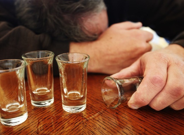 thuc hu viec uong ruou lam am co the 2