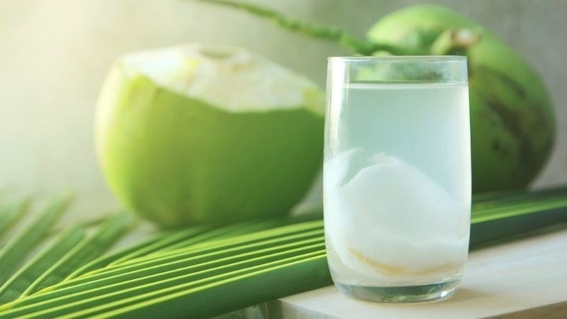 uong nuoc dua giup con sinh ra trang treo 23 uong nuoc dua giup con sinh ra trang treo 23
