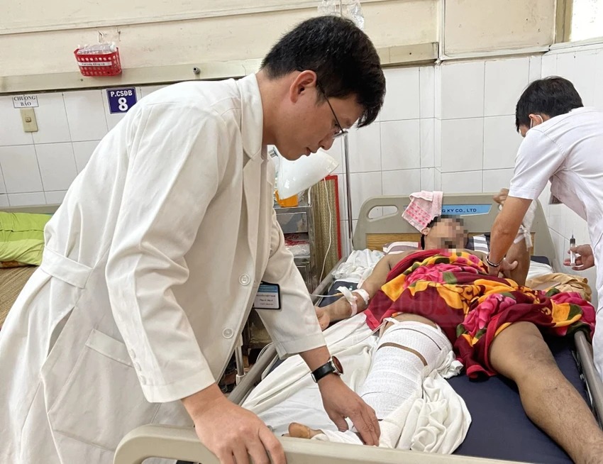 dang lam viec nam thanh nien bi manh sat vang vao dui dut dong mach1