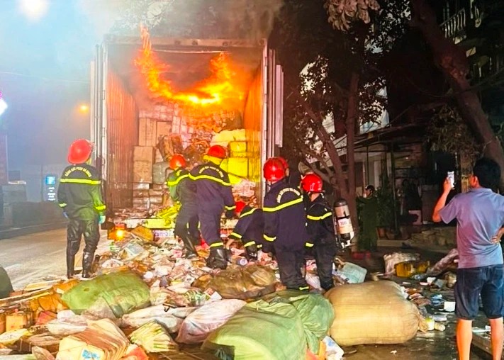 kip thoi dap tat dam chay tren xe container luc nua dem cuu hang hoa 1 kip thoi dap tat dam chay tren xe container luc nua dem cuu hang hoa 1