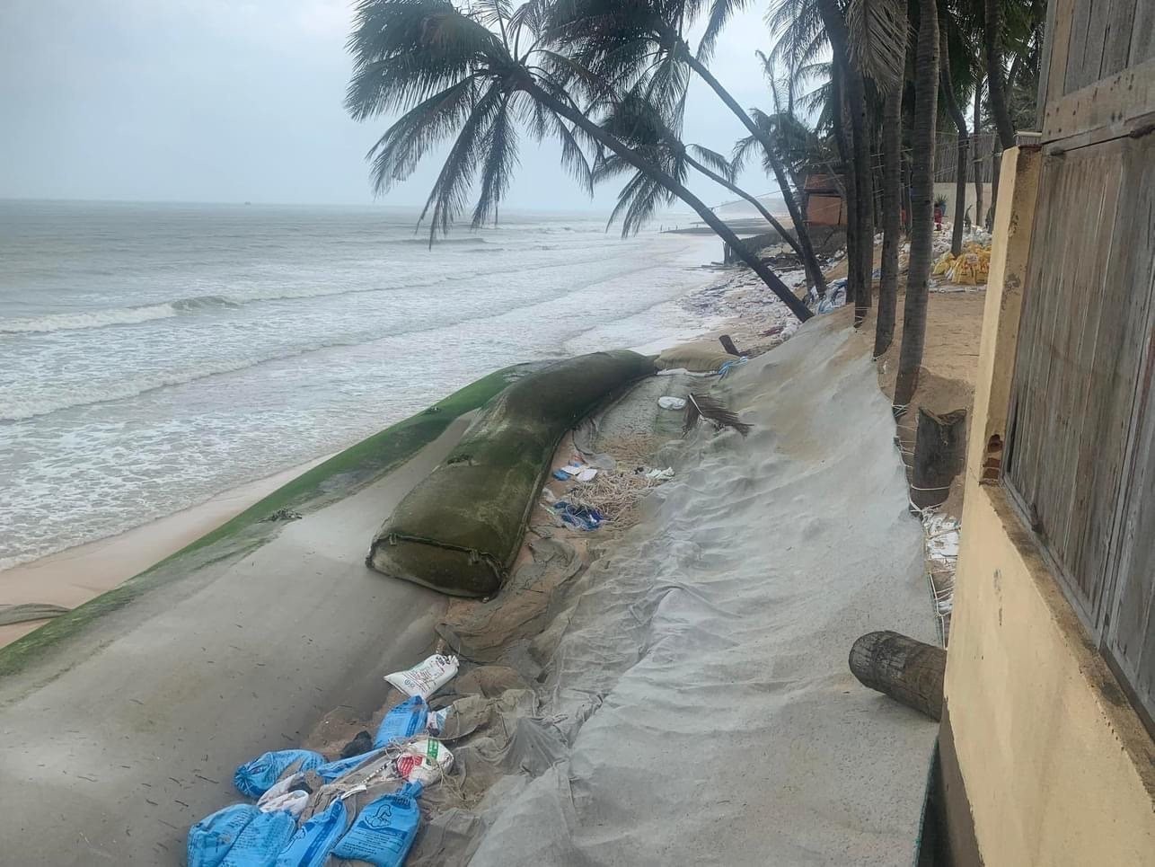 tim kiem nan nhan mat tich nghi do bi nuoc bien cuon troi o mui ne1