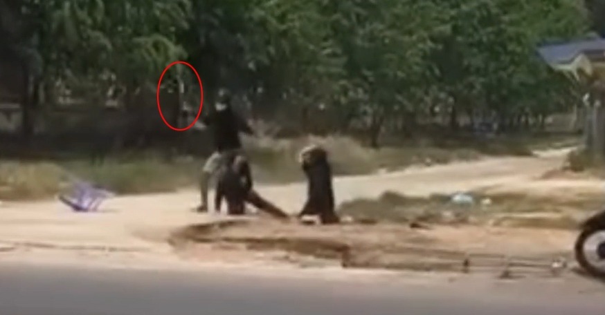 xay ra cai va nguoi phu nu bi chong cu sat hai da man giua duong1