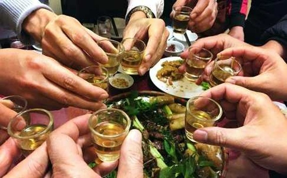 dai ban an tiec nguoi dan ong phai ra toa vi dieu nay1 dai ban an tiec nguoi dan ong phai ra toa vi dieu nay1