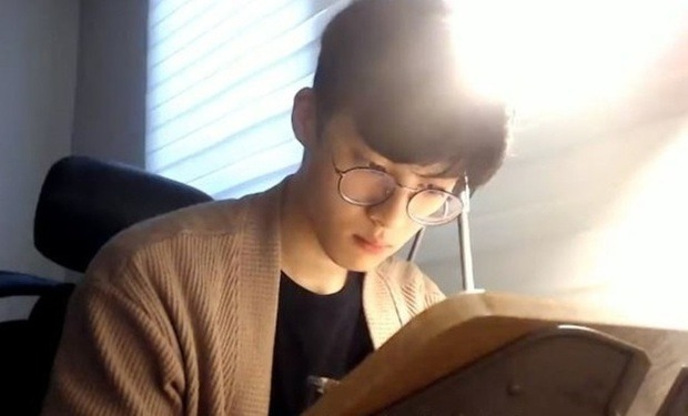 nam sinh chi ngoi hoc cung thu hut luong fan khung gio ra sao 1