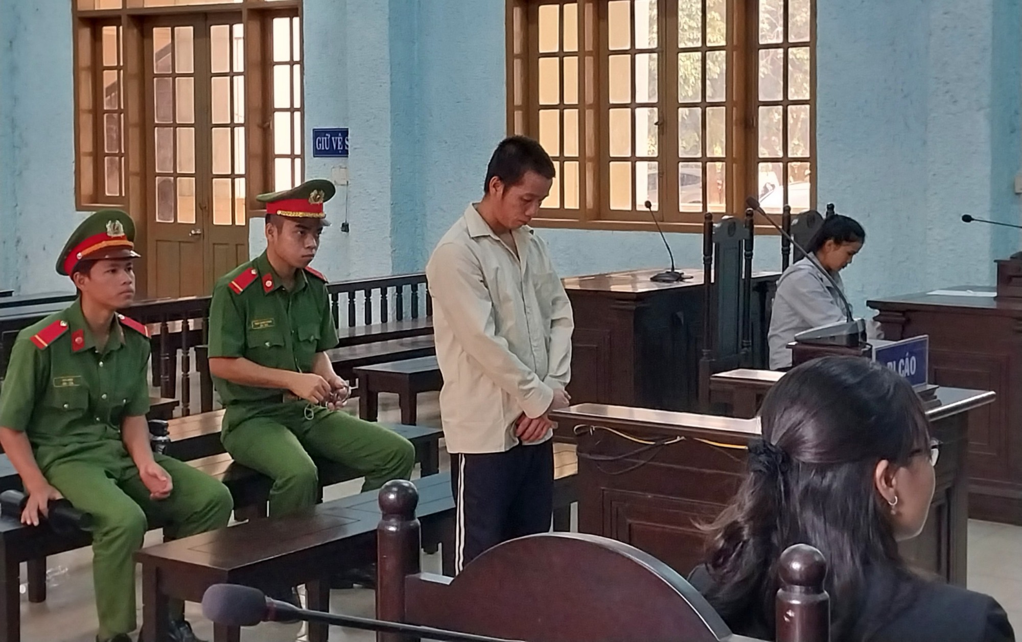 phat tu nguoi cha duong doi bai nhieu lan hiep dam con rieng cua vo1