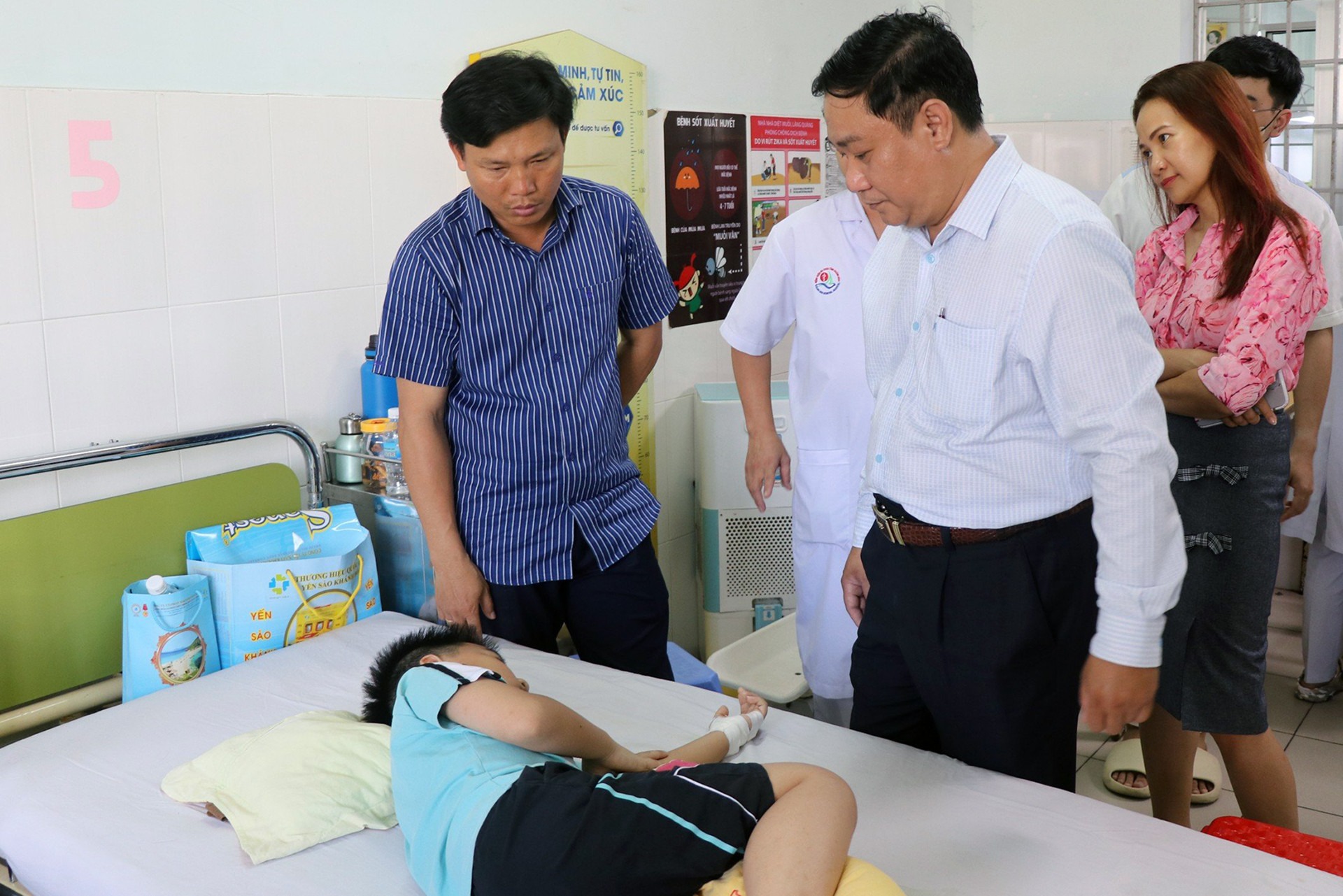 vu nghi ngo doc thuc pham sau khi an com ga tram anh them 162 nguoi nhap vien 1 vu nghi ngo doc thuc pham sau khi an com ga tram anh them 162 nguoi nhap vien 1