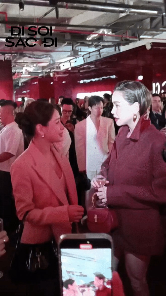 ha ho chi pu gay sot khi dung canh nhau nhan sac the nao ma khien netizens do am am 01 ha ho chi pu gay sot khi dung canh nhau nhan sac the nao ma khien netizens do am am 01