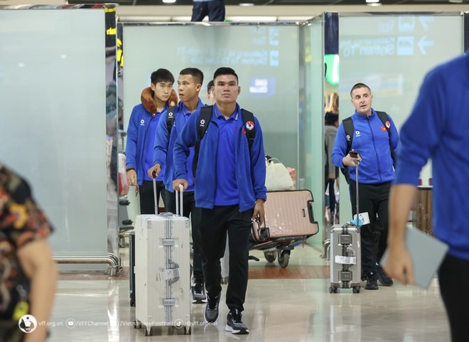 doi tuyen viet nam da ha canh an toan tai indonesia sau chuyen bay dai 4 gio2