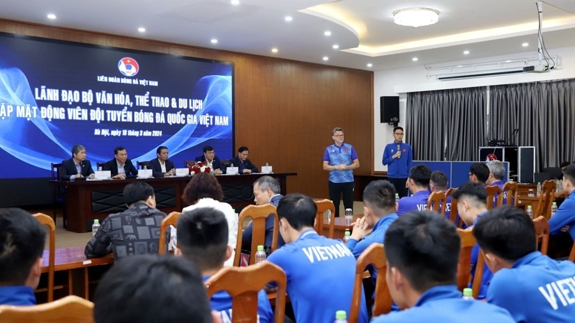 hlv troussier tiep dong luc thi dau cho hoc tro truoc khi len duong sang indonesia tranh tai1 hlv troussier tiep dong luc thi dau cho hoc tro truoc khi len duong sang indonesia tranh tai1