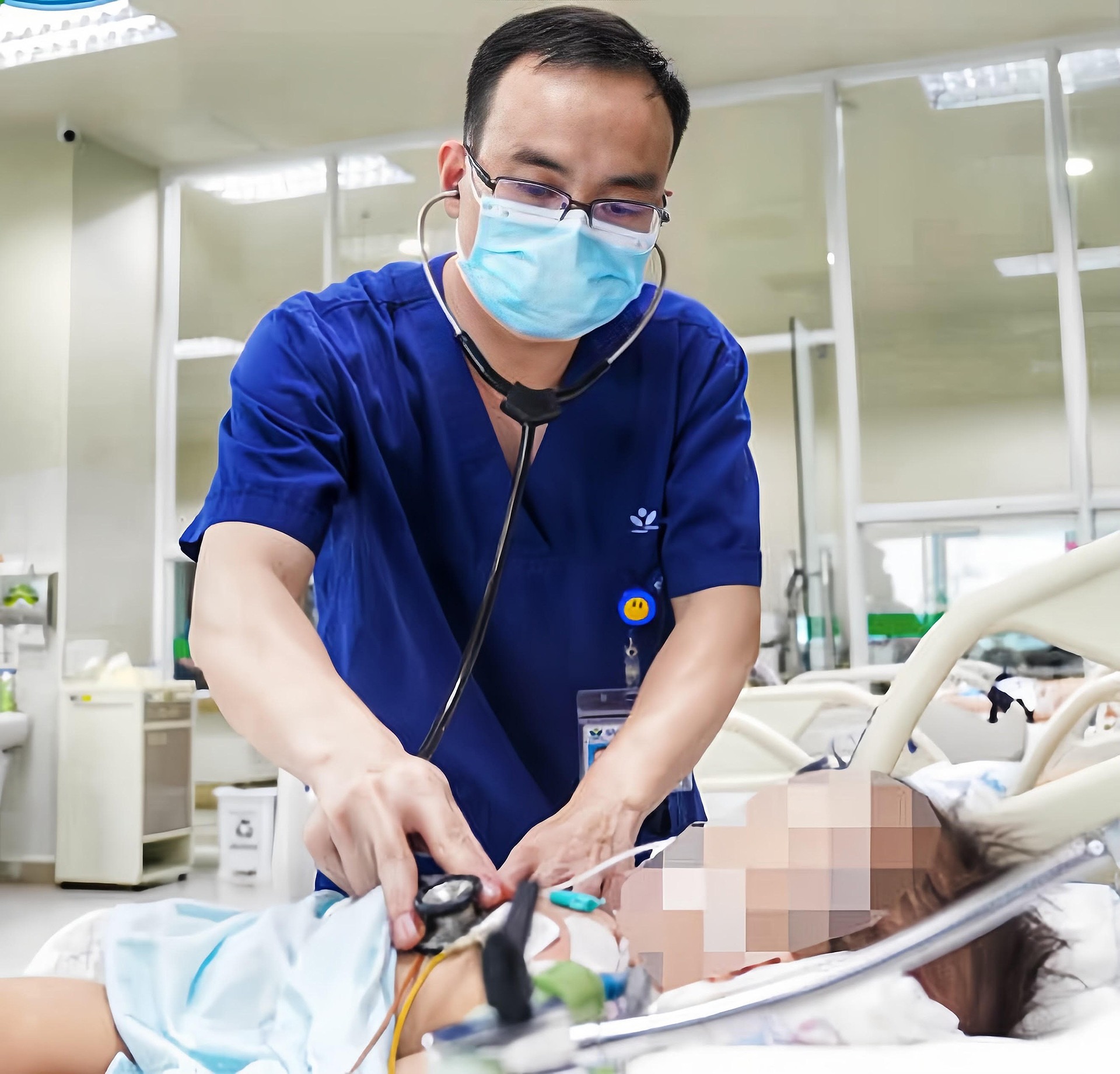 tre 2 thang tuoi bi ton thuong than kinh vi thoi quen bong be ma nhieu nguoi lon hay mac phai1