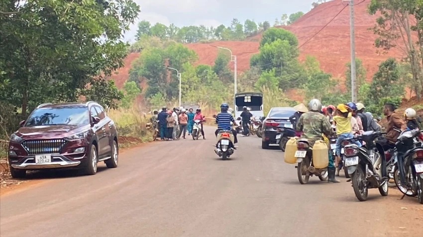 di lam vuon nguoi dan bat ngo phat hien thi the mot phu nu noi tren ho cai bang2 di lam vuon nguoi dan bat ngo phat hien thi the mot phu nu noi tren ho cai bang2