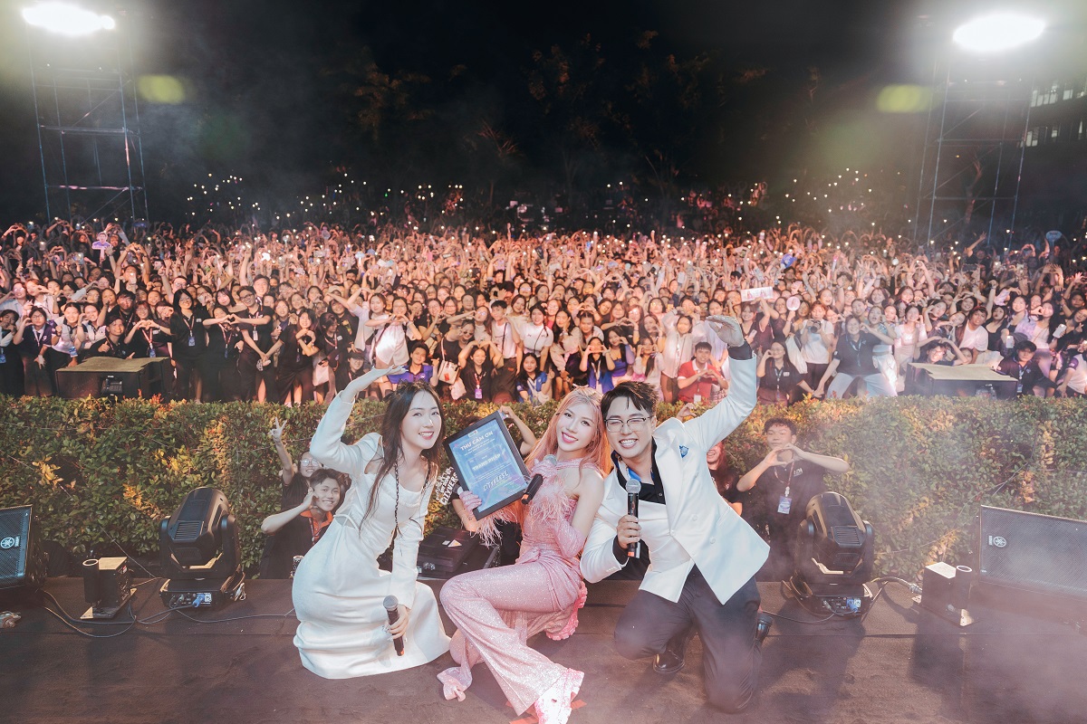 trang phap toa sang tren san khau truong dai hoc cham chi chay show sinh vien 2