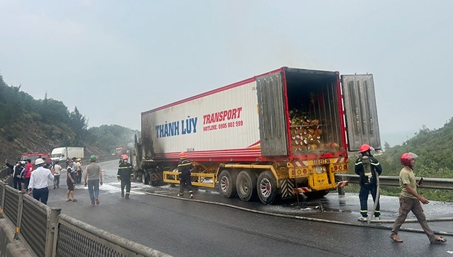 xe container bat ngo boc chay du doi tren deo ly hoa2