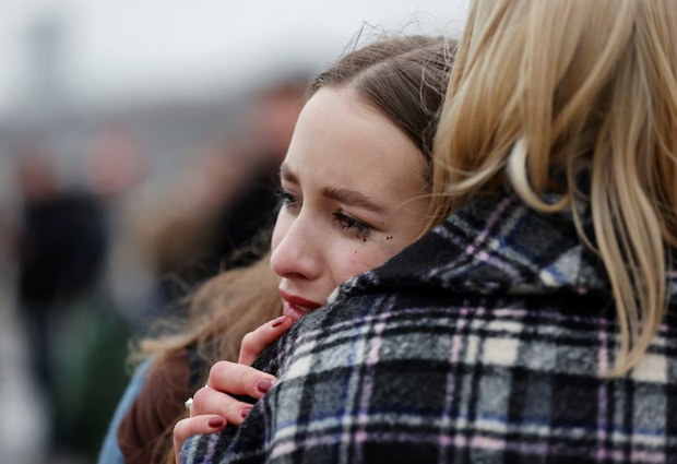xuc dong truoc chum anh nguoi dan nga dat hoa tuong niem cac nan nhan vu tan cong khung bo o crocus city hall2