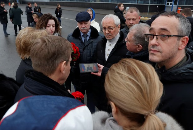 xuc dong truoc chum anh nguoi dan nga dat hoa tuong niem cac nan nhan vu tan cong khung bo o crocus city hall5