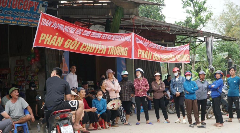 phu huynh dong loat cho 457 hoc sinh nghi hoc de phan doi sap nhap truong2 phu huynh dong loat cho 457 hoc sinh nghi hoc de phan doi sap nhap truong2