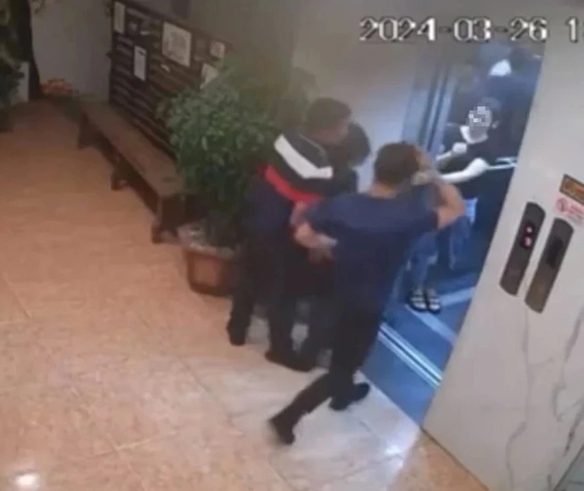 trieu tap doi tuong co hanh vi sam so danh nu nhan vien quan ca phe2