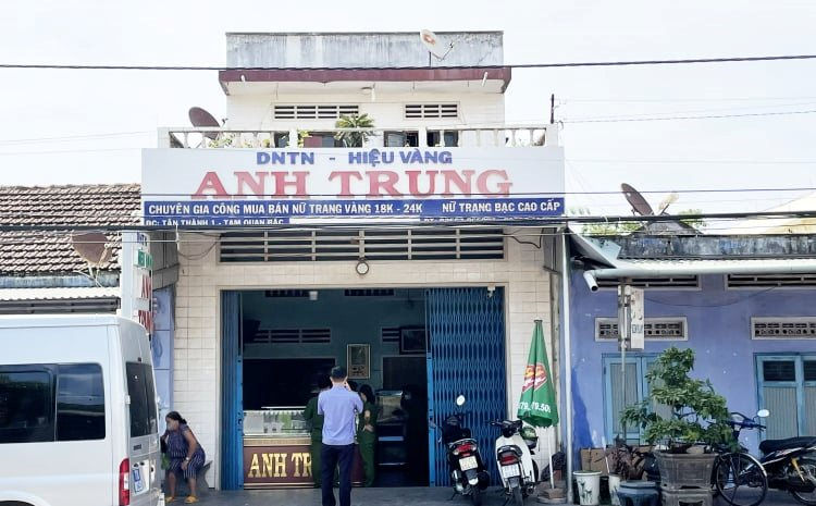 tin tuc phap luat moi nhat ngay 17 5 2021 ba doi tuong bi bat vi phat tan clip gia mao thac loan o quan bar sunny la ai dspl 2