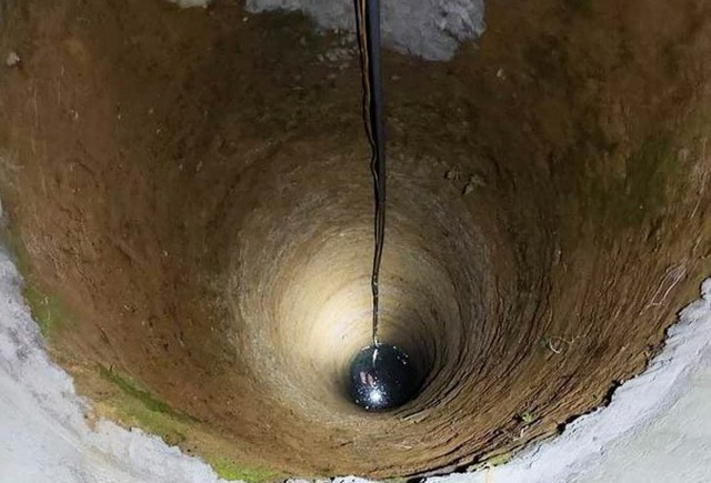 xot xa be 3 tuoi roi xuong gieng sau tu vong em trai cung moi qua doi vi benh hiem ngheo dspl 1