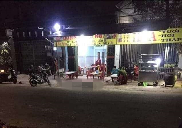 nguoi dan ong bi ke la mat dam sau lung guc ngay tren ban nhau nhan chung noi gi dspl 1 nguoi dan ong bi ke la mat dam sau lung guc ngay tren ban nhau nhan chung noi gi dspl 1