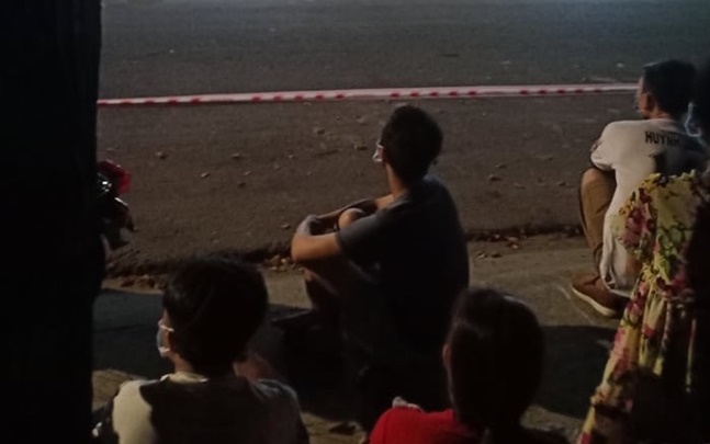 nguoi dan ong bi ke la mat dam sau lung guc ngay tren ban nhau nhan chung noi gi dspl 2 nguoi dan ong bi ke la mat dam sau lung guc ngay tren ban nhau nhan chung noi gi dspl 2