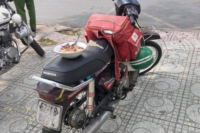 nguoi dan ong mac ao grabbike bi sat hai ngay truoc cong benh vien song lang thang dem ngu ngoai duong dspl 2 nguoi dan ong mac ao grabbike bi sat hai ngay truoc cong benh vien song lang thang dem ngu ngoai duong dspl 2