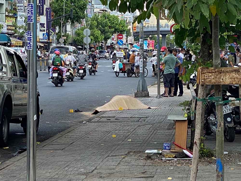 nguoi dan ong mac ao grabbike bi sat hai ngay truoc cong benh vien song lang thang dem ngu ngoai duong dspl 3 nguoi dan ong mac ao grabbike bi sat hai ngay truoc cong benh vien song lang thang dem ngu ngoai duong dspl 3