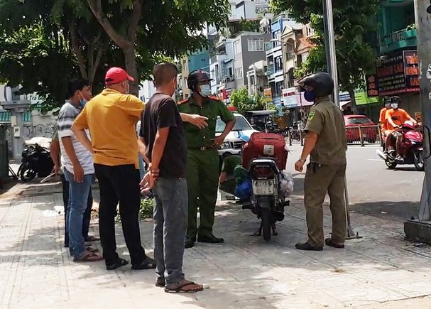 nguoi dan ong mac ao grabbike bi sat hai ngay truoc cong benh vien song lang thang dem ngu ngoai duong dspl 4 nguoi dan ong mac ao grabbike bi sat hai ngay truoc cong benh vien song lang thang dem ngu ngoai duong dspl 4