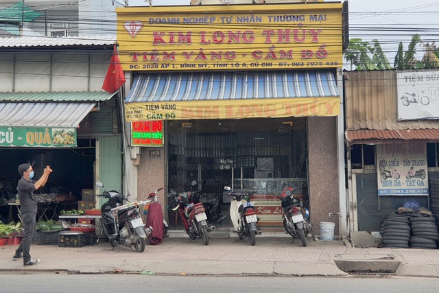 thanh nien di xe wave vo mua nhan vang 5 chi roi bo chay noi giong nam mac ao vang quan sooc mau cam dspl 1