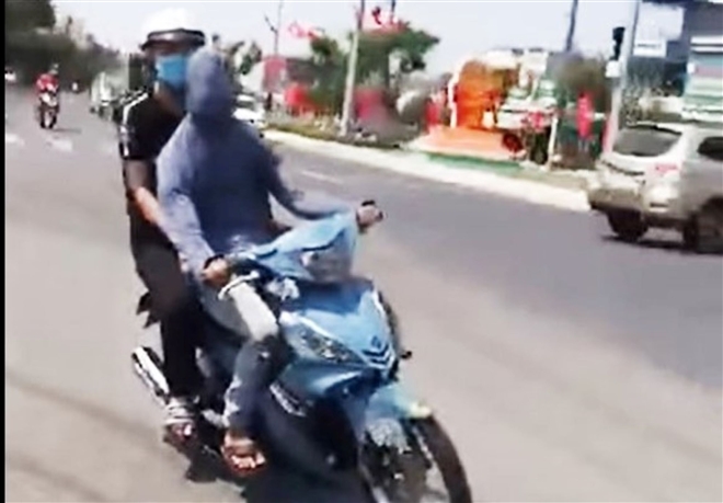 quai xe bit mat trum dau dieu khien xe may cau view tren tiktok bi cong an trieu tap dspl 1