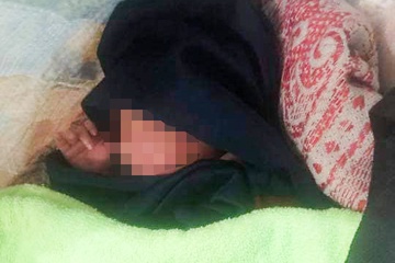 nghe thay tieng khoc kiem tra phat hien be so sinh giua bai dat trong camera thu hinh anh bat ngo dspl 1