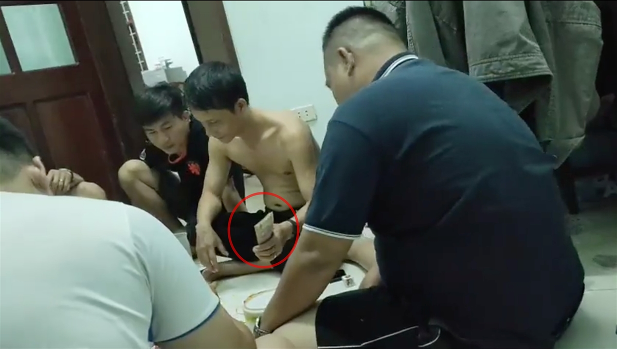 vu clip can bo xa o ba ria vung tau choi xoc bau cua an tien tai tru so chu tich huyen noi gi dspl 1 vu clip can bo xa o ba ria vung tau choi xoc bau cua an tien tai tru so chu tich huyen noi gi dspl 1