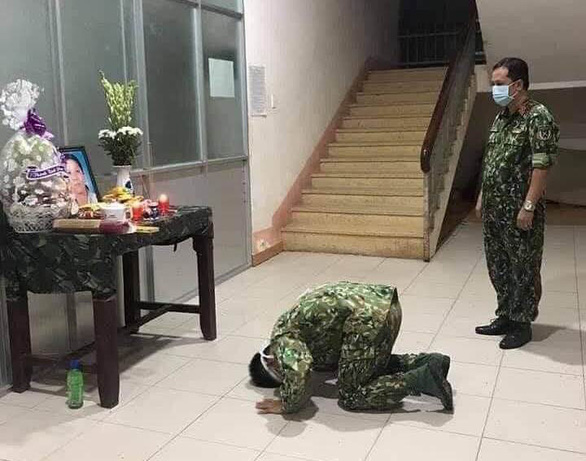 su that xuc dong dang sau buc anh gan 30 can bo y bac si dung nghiem trang cui dau duoc chup qua cua kinh dspl 3 su that xuc dong dang sau buc anh gan 30 can bo y bac si dung nghiem trang cui dau duoc chup qua cua kinh dspl 3