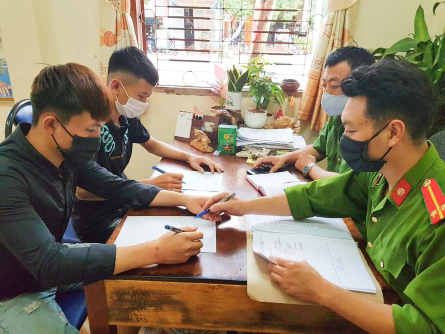 vuot tuong vao khu cach ly de tham ban gai 2 thanh nien tuoi teen bi xu phat dspl 1 vuot tuong vao khu cach ly de tham ban gai 2 thanh nien tuoi teen bi xu phat dspl 1