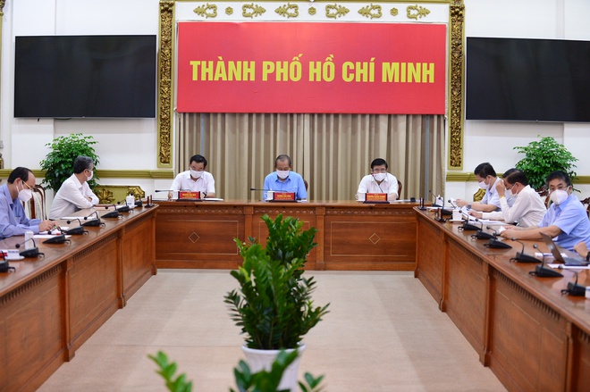 sieu thi cua hang tai tp hcm chat kin nguoi mua truoc gio gian cach xa hoi dspl 1