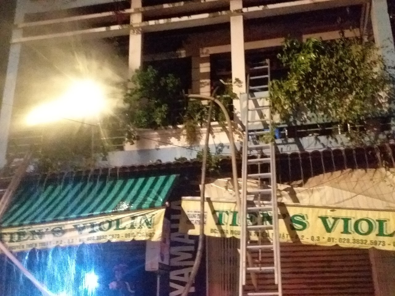 hien truong vu chay nha luc rang sang canh sat cat cua cuon giai cuu 4 nguoi ben trong dspl 5 hien truong vu chay nha luc rang sang canh sat cat cua cuon giai cuu 4 nguoi ben trong dspl 5
