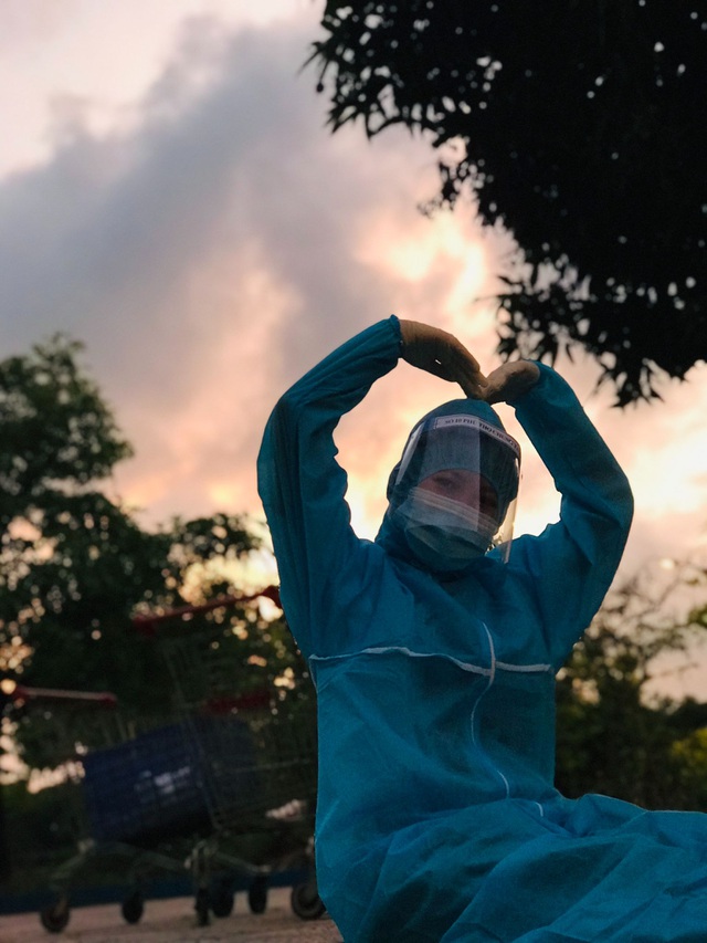 khoanh khac cham toi trai tim cua co sinh vien tinh nguyen voi cu ba 83 tuoi trong khu cach ly dspl 1 khoanh khac cham toi trai tim cua co sinh vien tinh nguyen voi cu ba 83 tuoi trong khu cach ly dspl 1
