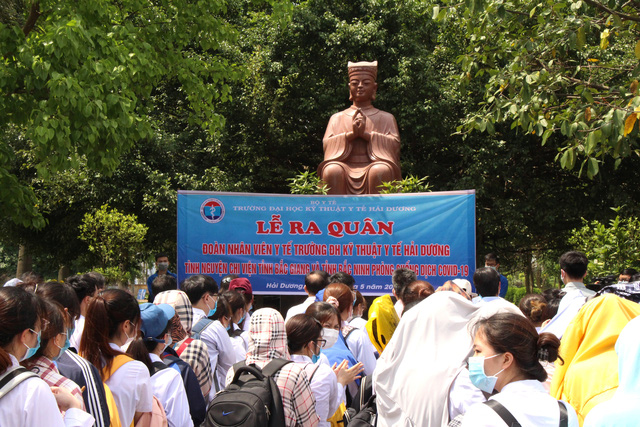 khoanh khac cham toi trai tim cua co sinh vien tinh nguyen voi cu ba 83 tuoi trong khu cach ly dspl 2 khoanh khac cham toi trai tim cua co sinh vien tinh nguyen voi cu ba 83 tuoi trong khu cach ly dspl 2