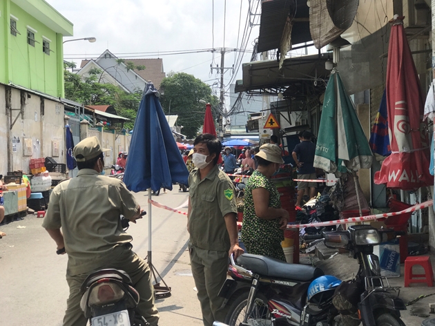 vu chay nha luc nua dem 2 vo chong nguy kich camera ghi canh ke la mat khoa cua ngoai roi tuoi xang dot dspl 3