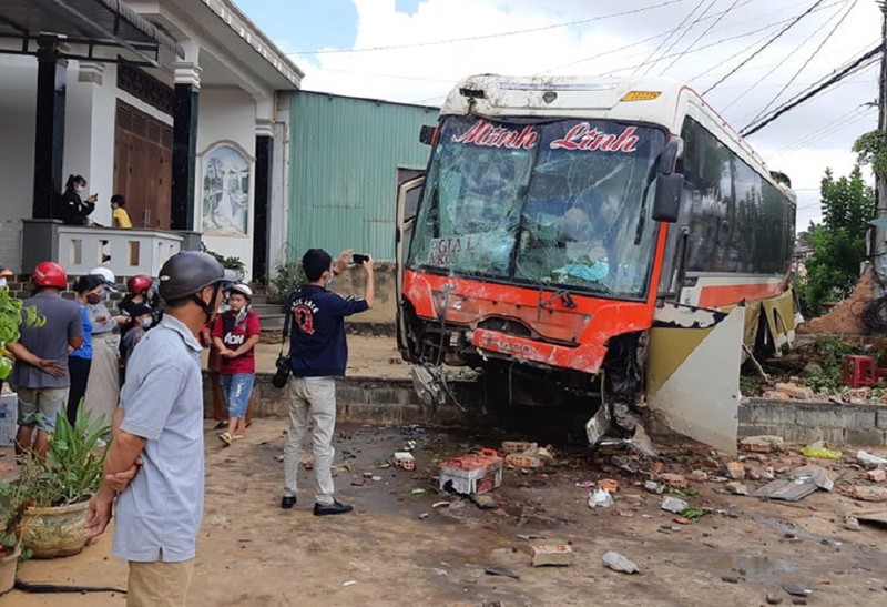 hien truong ngon ngang vu tai nan lien hoan tren quoc lo 14 7 nguoi thuong vong dspl 1 hien truong ngon ngang vu tai nan lien hoan tren quoc lo 14 7 nguoi thuong vong dspl 1