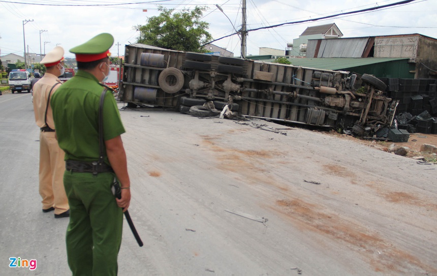 hien truong ngon ngang vu tai nan lien hoan tren quoc lo 14 7 nguoi thuong vong dspl 11 hien truong ngon ngang vu tai nan lien hoan tren quoc lo 14 7 nguoi thuong vong dspl 11