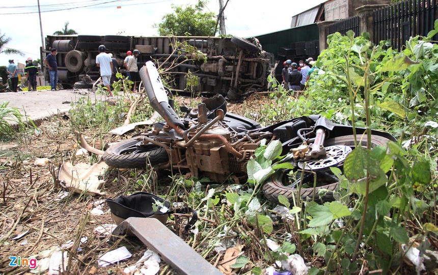 hien truong ngon ngang vu tai nan lien hoan tren quoc lo 14 7 nguoi thuong vong dspl 2 hien truong ngon ngang vu tai nan lien hoan tren quoc lo 14 7 nguoi thuong vong dspl 2