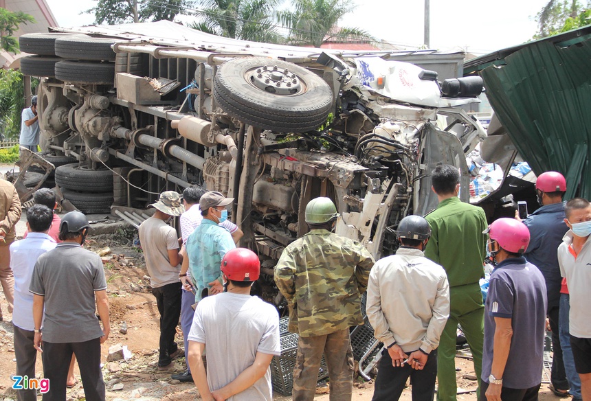 hien truong ngon ngang vu tai nan lien hoan tren quoc lo 14 7 nguoi thuong vong dspl 4 hien truong ngon ngang vu tai nan lien hoan tren quoc lo 14 7 nguoi thuong vong dspl 4