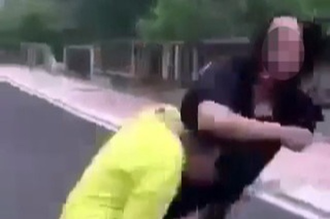 vu clip nu sinh lop 7 o phu yen bi ban danh hoi dong nguoi me noi gi dspl 1 vu clip nu sinh lop 7 o phu yen bi ban danh hoi dong nguoi me noi gi dspl 1
