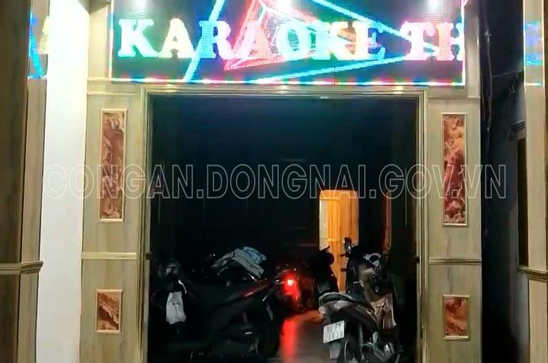 nhan vien karaoke thoat y phuc vu cac quy ong chu quan cho tat dien khoa cua khi don khach dspl 1 nhan vien karaoke thoat y phuc vu cac quy ong chu quan cho tat dien khoa cua khi don khach dspl 1