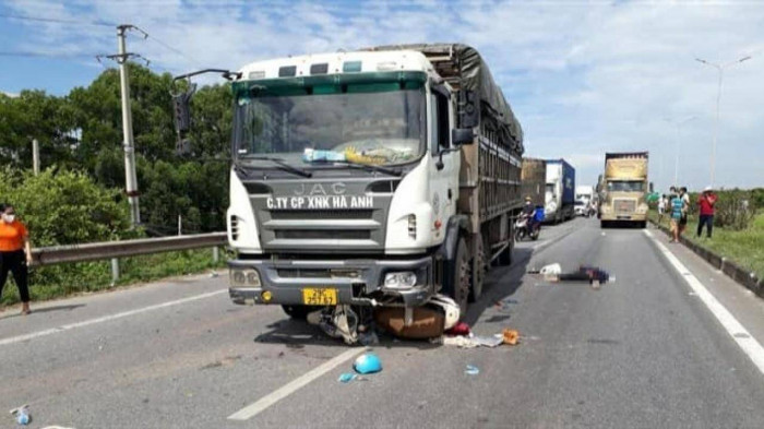 tin tuc tai nan giao thong ngay 4 7 ao chong nang cuon vao banh xe nguoi phu nu bi gay gap co chan dspl 2