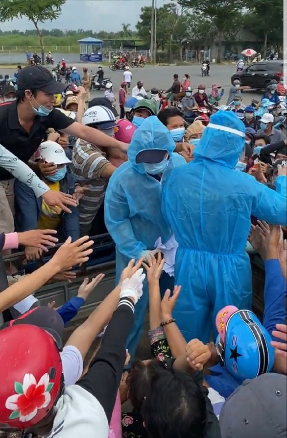 tieu thuong chen lan lay giat xet nghiem covid 19 ban quan ly cho binh dien len tieng dspl 1 tieu thuong chen lan lay giat xet nghiem covid 19 ban quan ly cho binh dien len tieng dspl 1