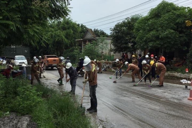 lat container gan khu dan cu hang chuc tan axit tran ra duong dspl 1 lat container gan khu dan cu hang chuc tan axit tran ra duong dspl 1