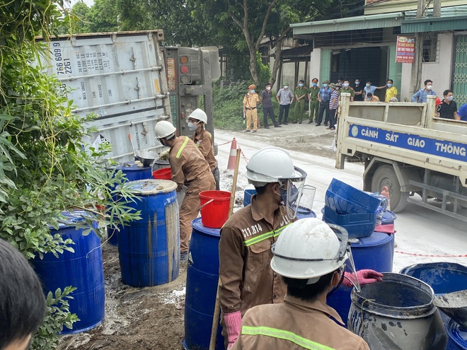 lat container gan khu dan cu hang chuc tan axit tran ra duong dspl 2 lat container gan khu dan cu hang chuc tan axit tran ra duong dspl 2