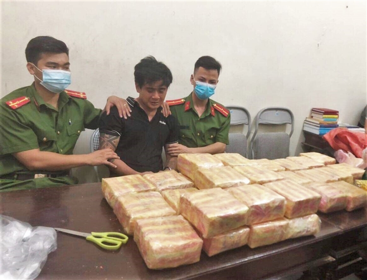 bat qua tang thanh nien 9x cong thue 31kg ma tuy va 12 000 vien hong phien tien cong bao nhieu dspl bat qua tang thanh nien 9x cong thue 31kg ma tuy va 12 000 vien hong phien tien cong bao nhieu dspl